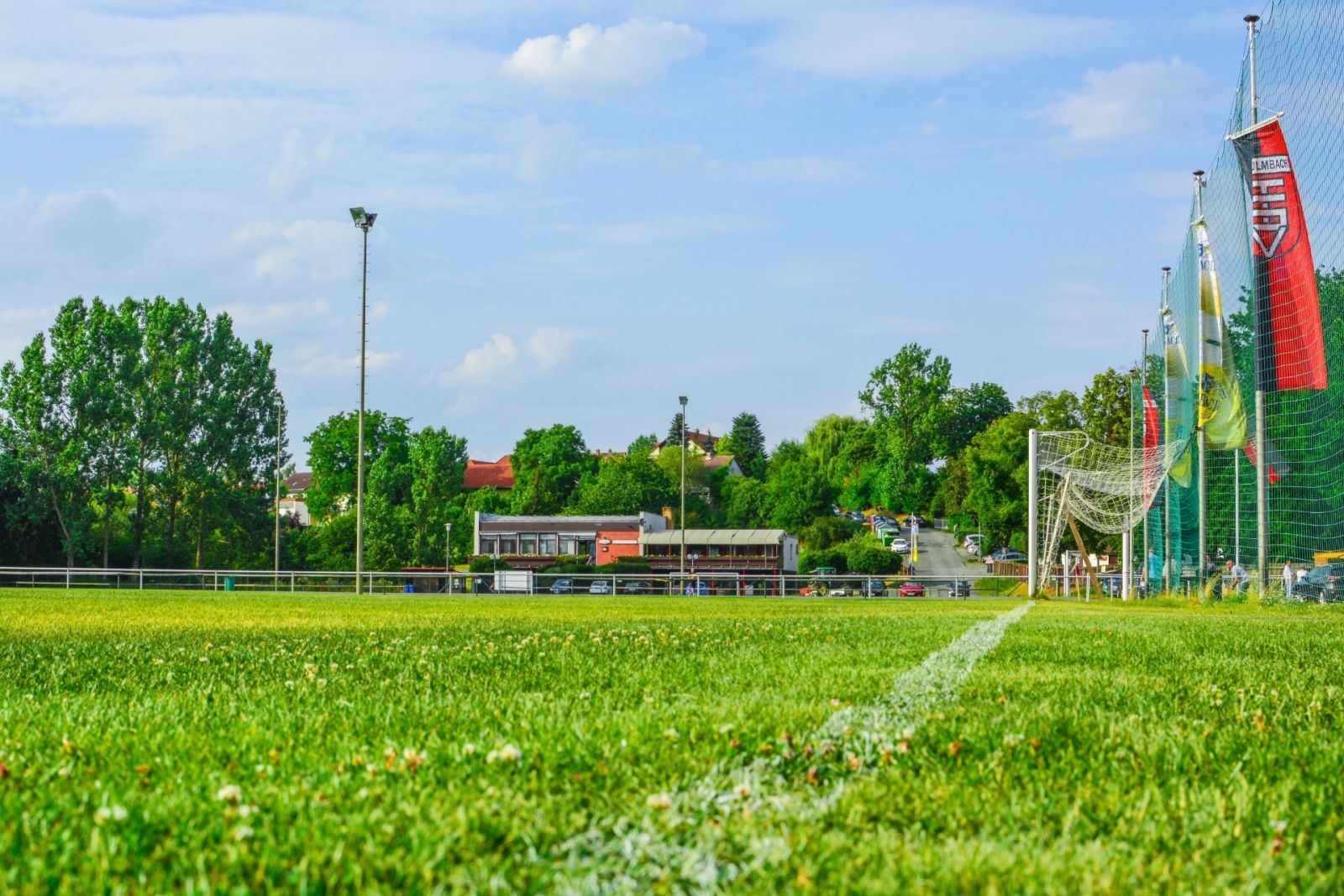 Fußballplatz des TSV 08 Kulmbach im Katzbachtal mit Vereinsfahnen