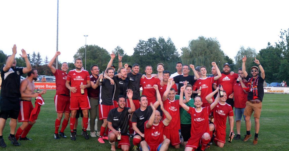 Unsere Mannschaft feiert auf dem Platz den Aufstieg in die Kreisliga 2019