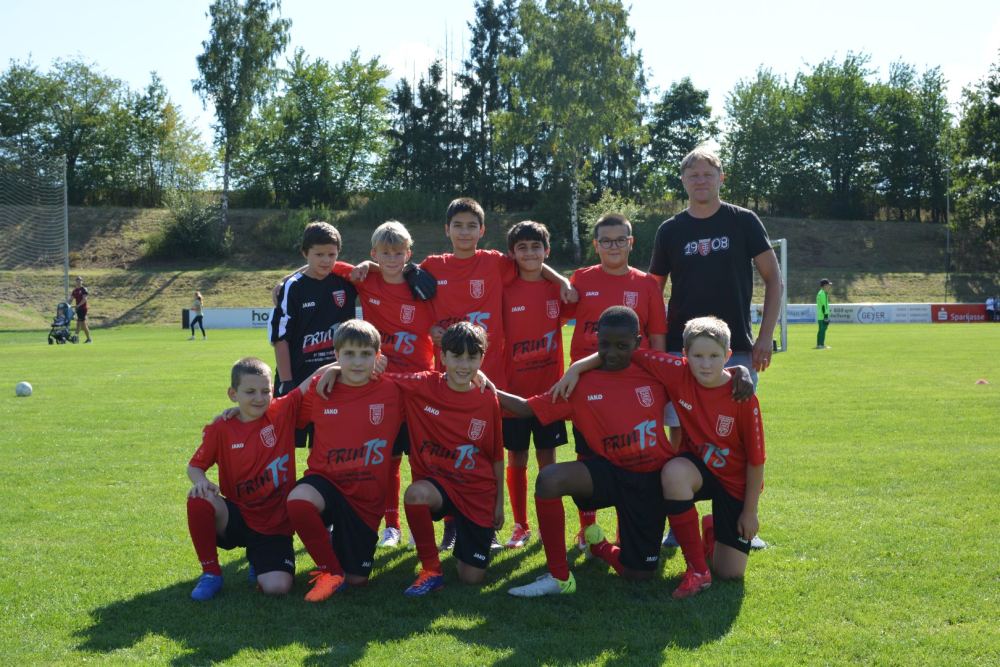 Eine unserer Jugendmannschaften mit Trainer beim Sportfest 2025