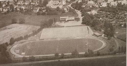 Historische Luftaufnahme unserer Hans-Rausch-Sportanlage im Katzbachtal mit Sportplatz, Laufbahn und Sportheim